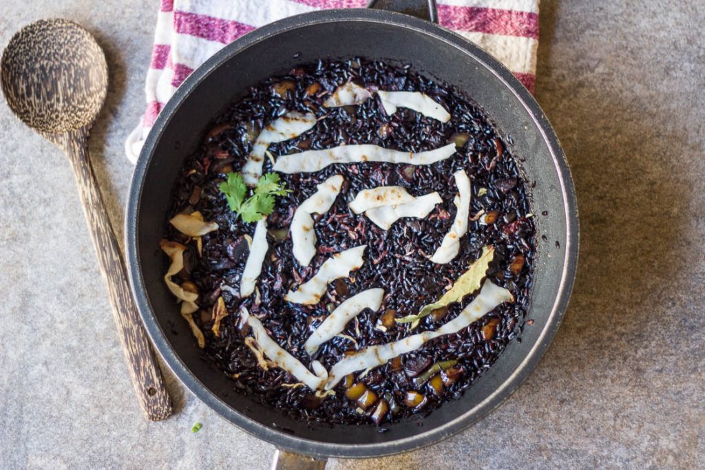arroz negro con calamares veganos