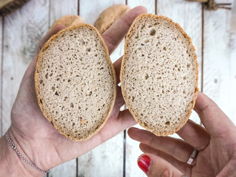 Panecillos sin gluten dorados recién horneados