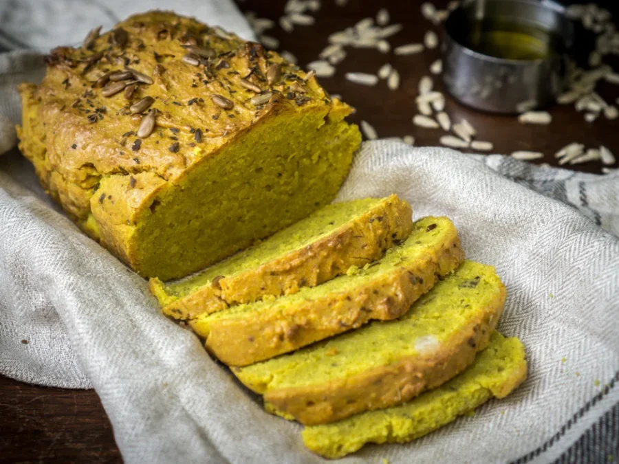 Pan sin gluten antiinflamatorio casero con cúrcuma y semillas